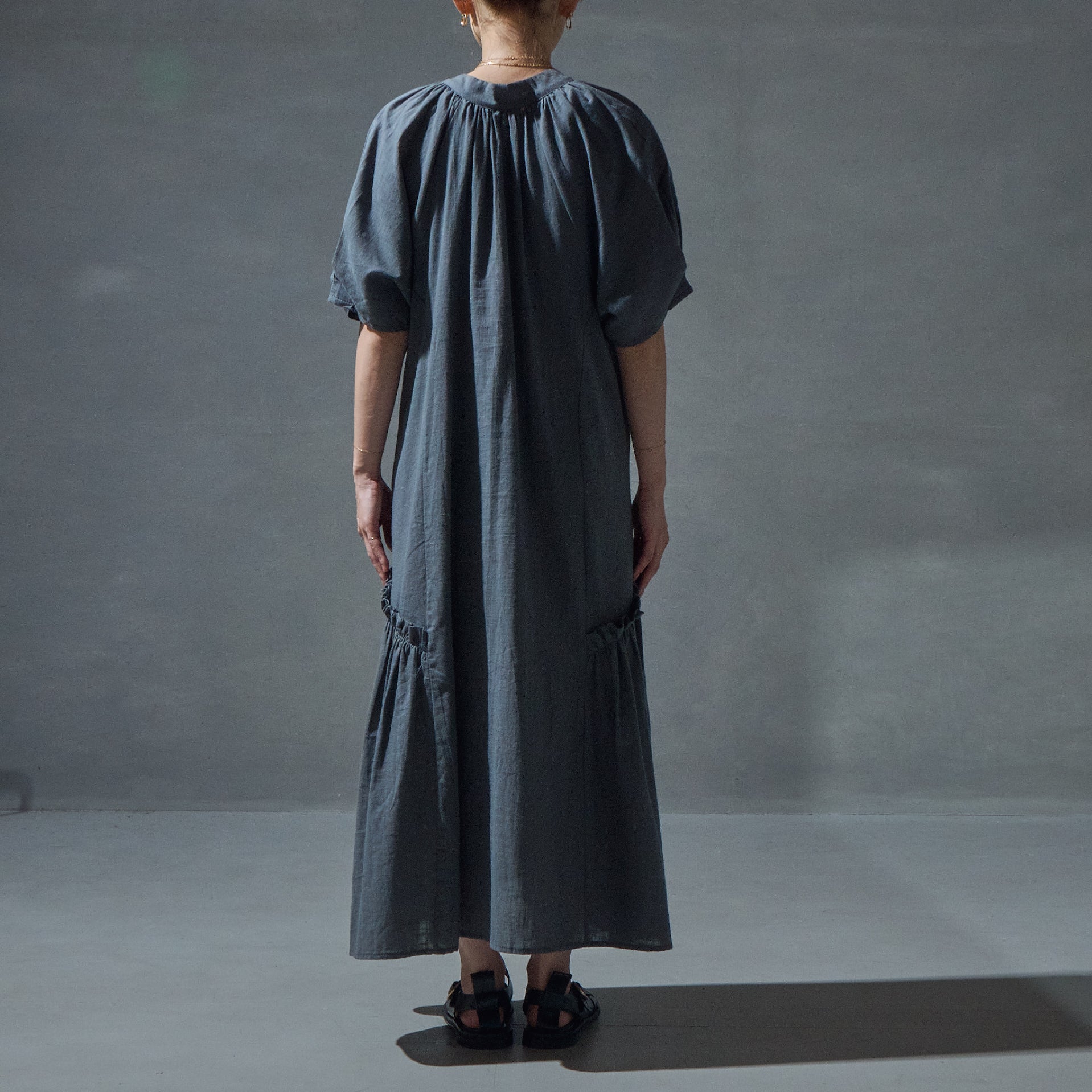 V NECK GATHER DRESS - モアプラス moreplus